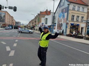 Policjantka kierująca ruchem podczas Biegu Winobraniowego.