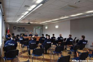 Kierownictwo KMP w Zielonej Górze rozmawiające z nowymi policjantami  o ich motywacji do wstąpienia do służby oraz ich wyobrażeniach o swojej przyszłości w Policji.
