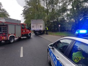 Radiowóz Policji, Straży Pożarnej oraz ciężarówka która brała udział w zdarzeniu drogowym