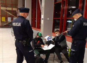 Policjanci rozmawiają z osobami na Dworcu PKP