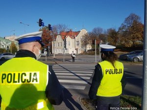 Policjanci Ruchu Drogowego pilnują bezpieczeństwa pieszych na przejściu dla pieszych