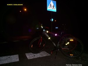 Zdjęcie przedstawia rower z odblaskami w nocy