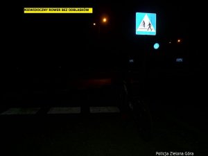 Na zdjęciu jest rower bez odblasków którego nie widać w nocy