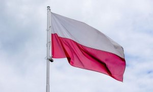Flaga Polski powiewająca na wietrze