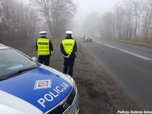 Policjanci obserwują drogę