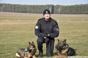 Uśmiechnięty policjant ze swoimi psami