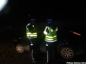 Policjanci kontrolują pojazdy