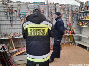 Policja i Straż Pożarna kontroluje punkty ze sprzedażą fajerwerków