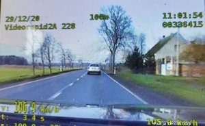 moment z nagrania z wideorejestratora ukazujący samochód marki audi jadący 107 kilometrów na godzinę