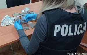 Policjantka trzyma woreczki strunowe z narkotykami