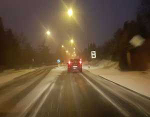 Samochód na zaśnieżonej drodze