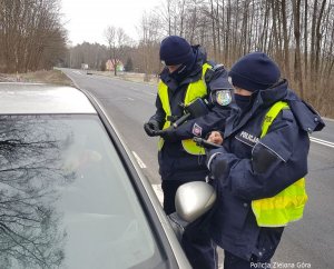 Policjanci wykonujący czynności na drodze