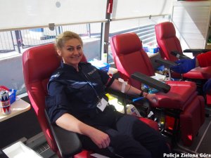 Uśmiechnięta policjantka oddaje krew dla potrzebujących
