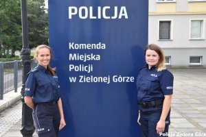 Dwie policjantki na tle Komendy KMP Zielona Góra