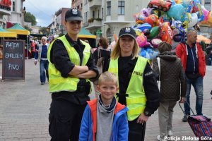 Dwie uśmiechnięte policjantki z małym chłopcem