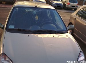 Uszkodzona przednia szyba samochodu