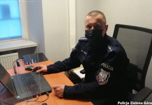 Policjant pracujący przy laptopie