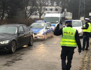 Policjanci dokonują kontroli kierujących