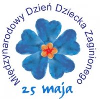 Niebieski kwiat otoczony napisem 25 maja - Międzynarodowy Dzień Dziecka Zaginionego