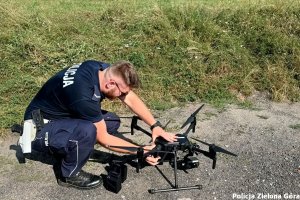 policjant przygotowujący dron do startu