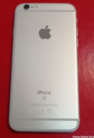 srebrny telefon iPhone na czerwonym tle