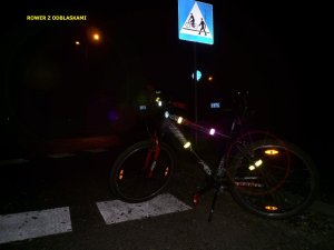 Rower z odblaskami w nocy