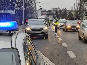 Policjanci sprawdzają czy kierowcy stosują się do obowiązku jazdy na suwak