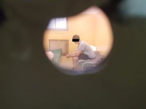 Zdjęcie osadzonego który siedzi w celi.