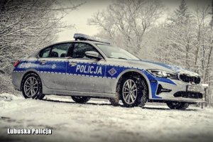 Radiowóz policyjny w śniegu.